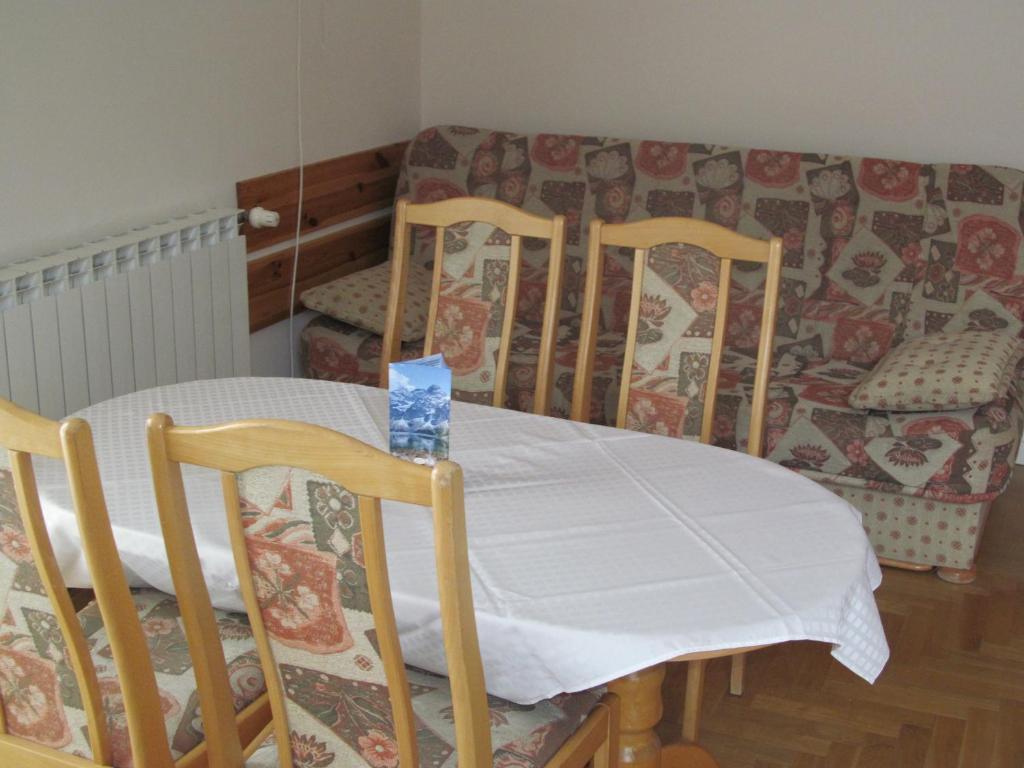 Bialy Dworek Bed & Breakfast