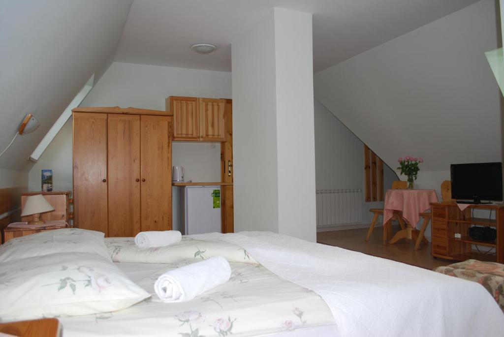 Bialy Dworek Bed & Breakfast 3*