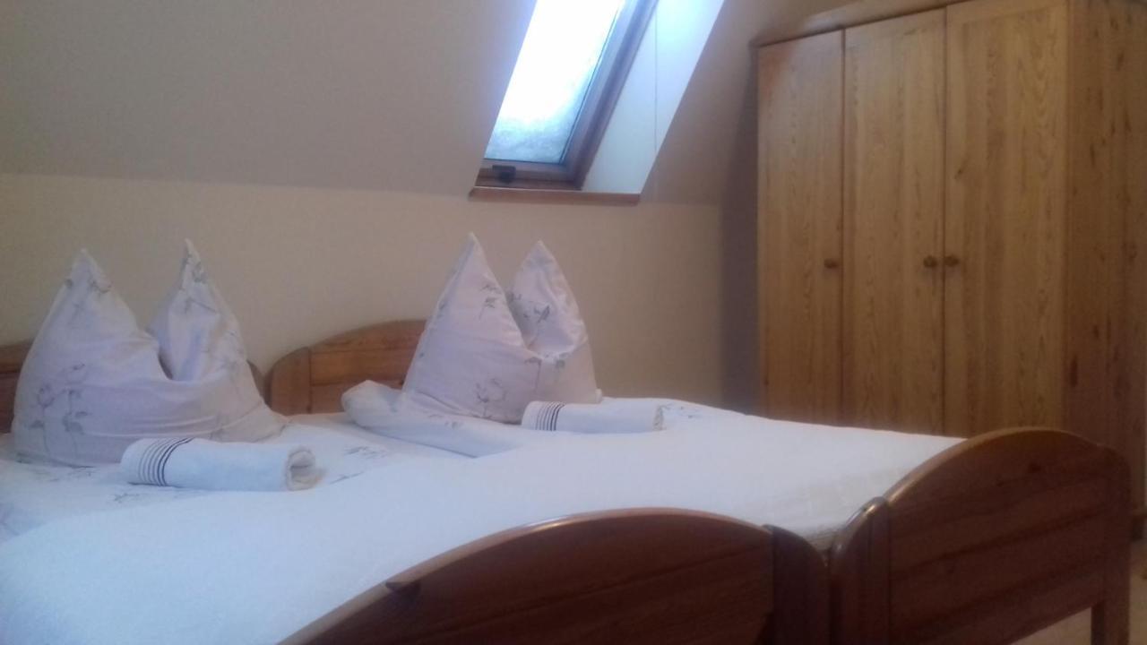 Bialy Dworek Bed & Breakfast 3*